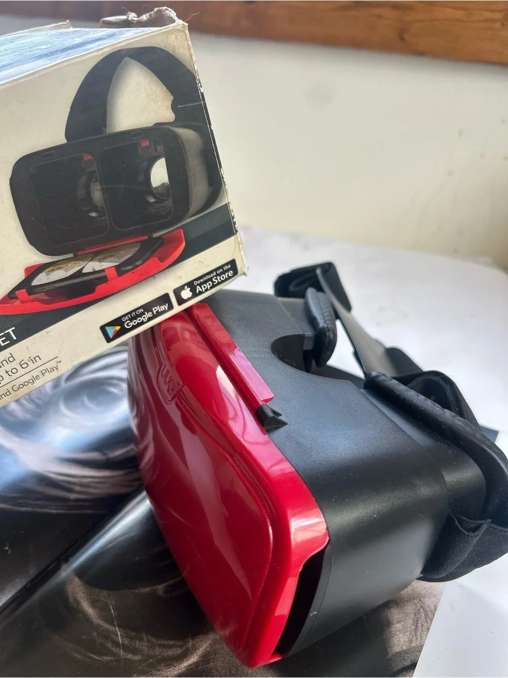 Universal VR Headset for Smartphones - Red and Black